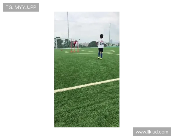 绿荫场上的传承:父子足球梦的双向奔赴(2) 绿荫场上的传承:父子足球梦的双向奔赴(2)